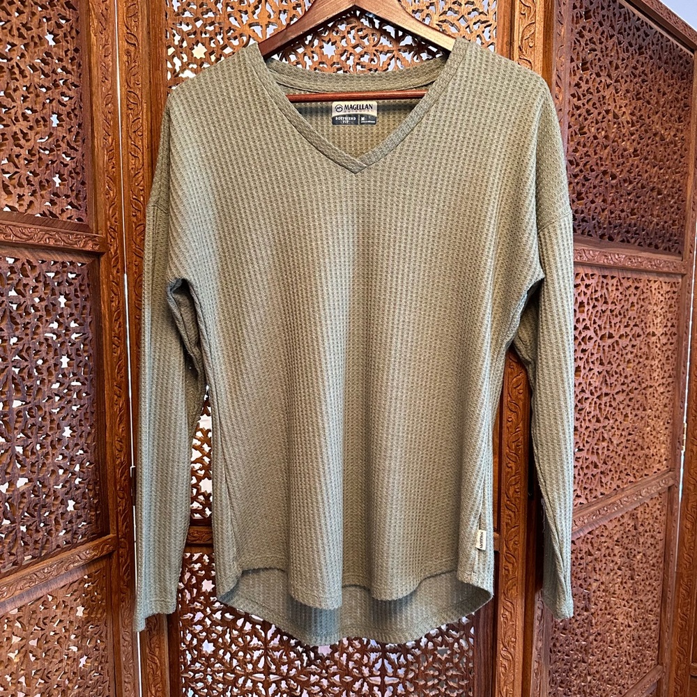 🚺 Magellan Boyfriend Fit olive green v-neck top